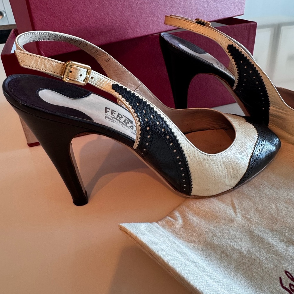 Ferragamo Woman’s Fadime heels Size 10 Cream + Navy Leather